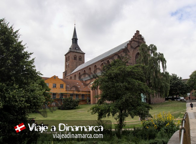 Odense Catedral St. Knud - zona del parque