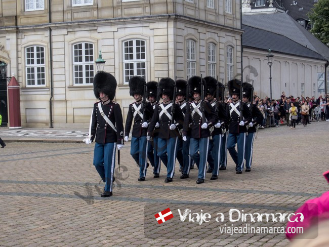 Copenhague - Cambio de guardia en Amalienborg